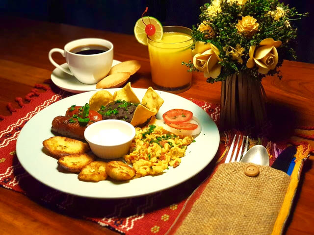Plato de la cafetería con café y jugo de naranja