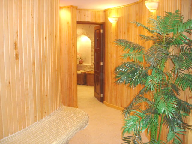 Pasillo de madera clara hacia el área de sauna