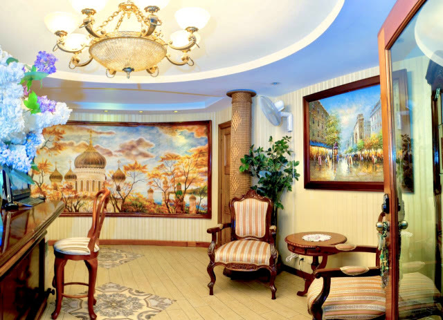 Salón con mural de cúpulas ortodoxas y sillas clásicas