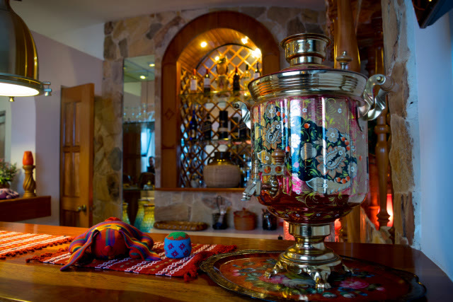 Samovar plateado sobre la barra de la cafetería
