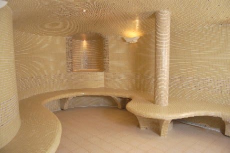 Cuarto de vapor con bancas de mosaico